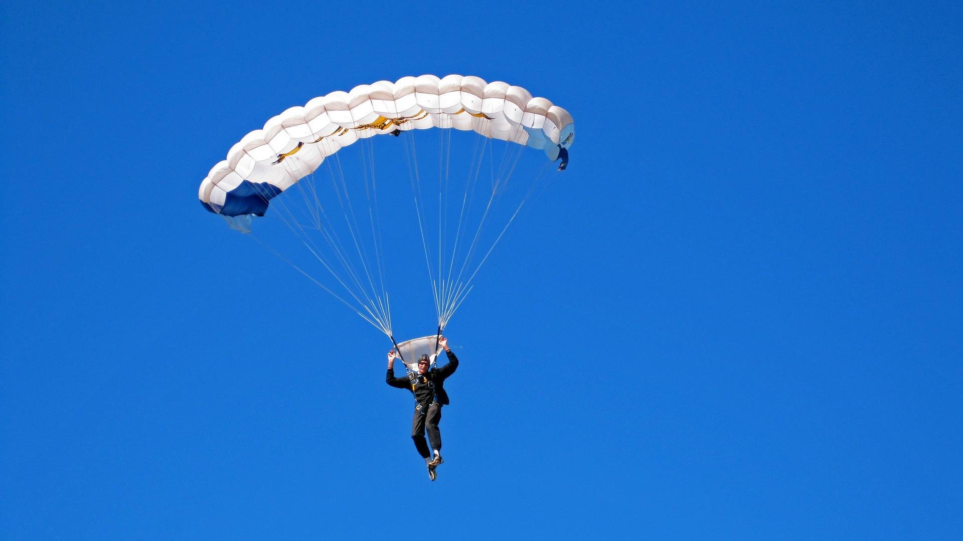 开云电竞登录-_夜光战场：夜间灯光秀激发不同精彩_，夜光灯视频